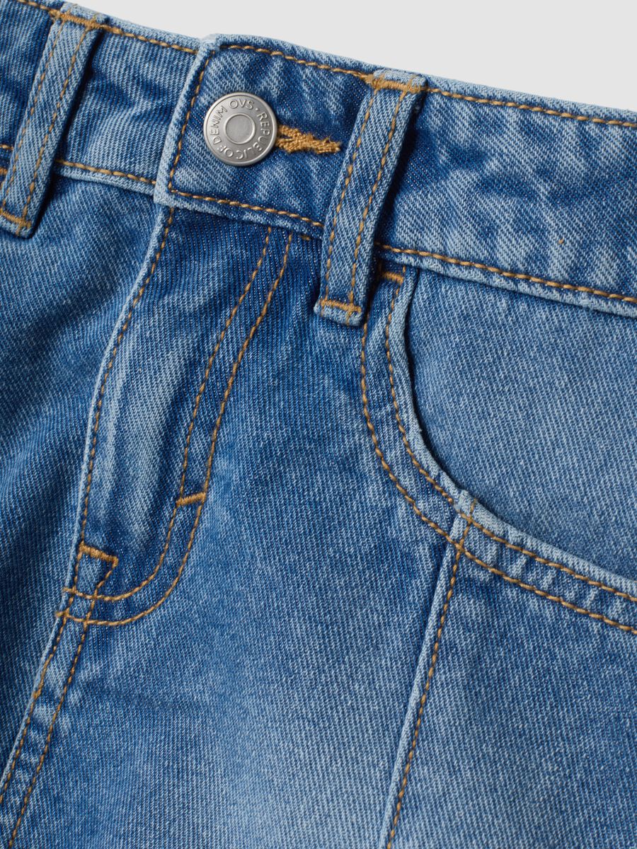 Gonna denim blu in puro cotone con orlo sfrangiato_3