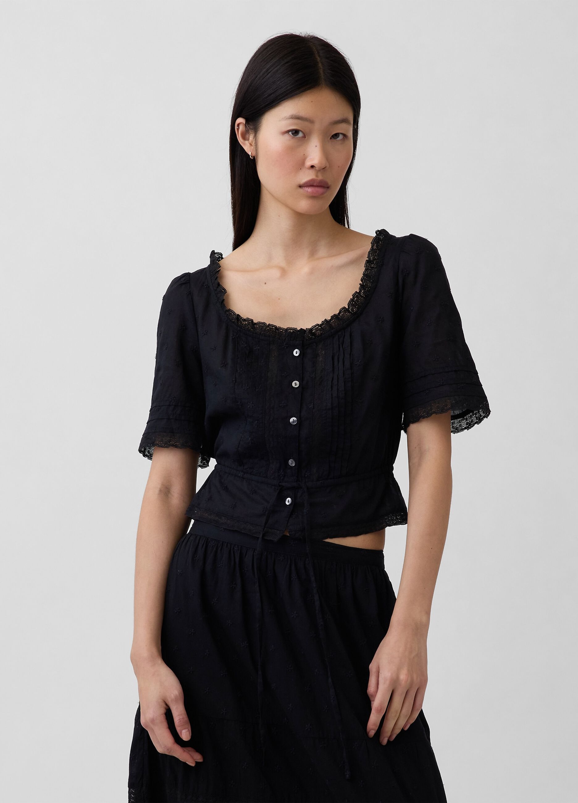 Blusa em algod&atilde;o puro com renda