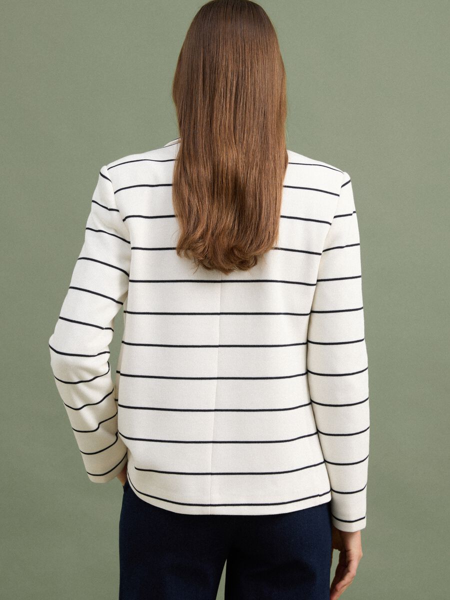 Weisser, gestreifter Regular-Fit Zweireiher-Blazer mit klassischem Revers_3