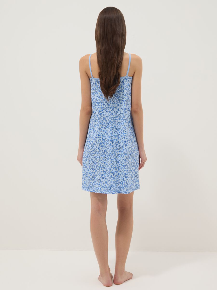 Camis&oacute;n azul claro de algod&oacute;n org&aacute;nico con estampado floral_2
