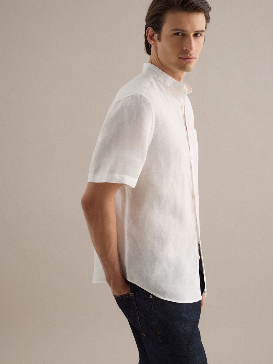 Wei&szlig;e Shirt mit Stehkragen aus reinem Leinen mit regul&auml;rer Passform_0
