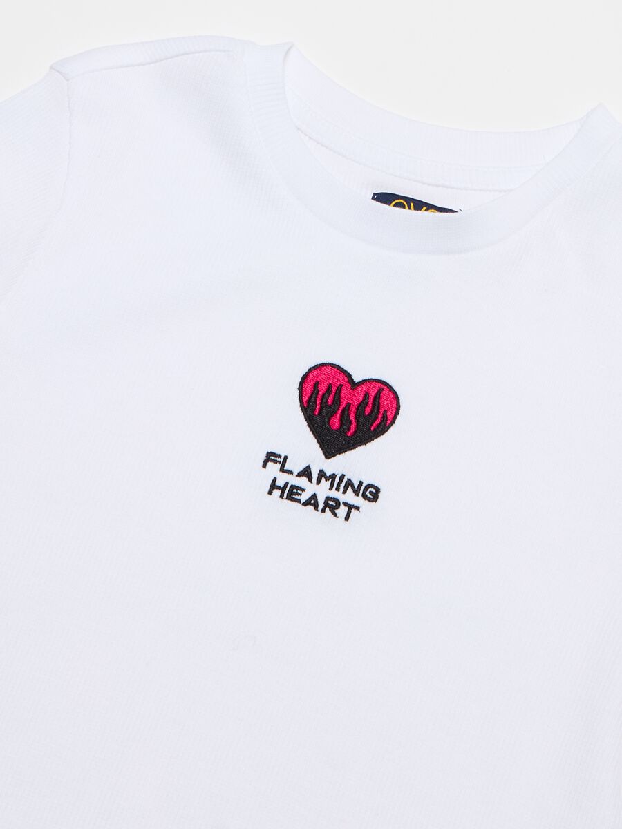 Camiseta en canalé con corazón bordado_2