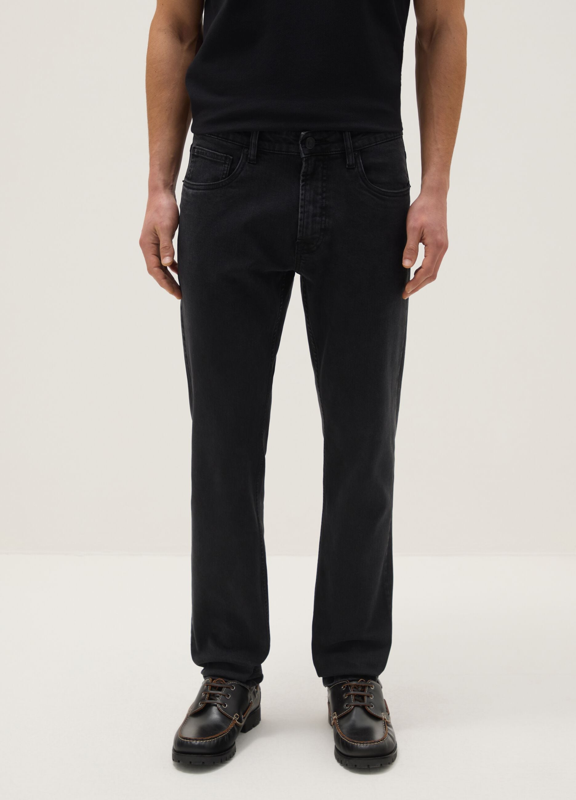 Schmal geschnittene schwarze Denim-Jeans
