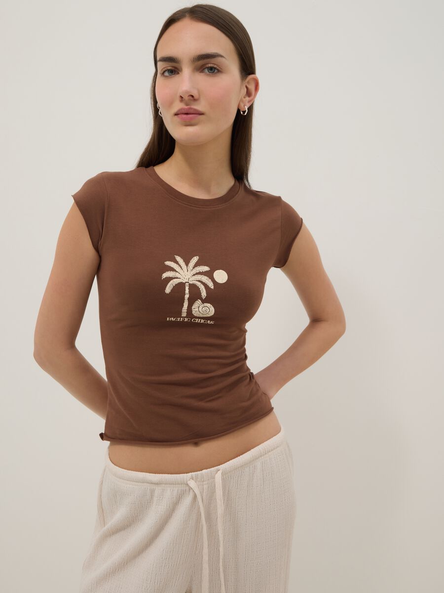 Braunes, figurbetontes T-Shirt aus Stretch-Baumwolle mit Print_0