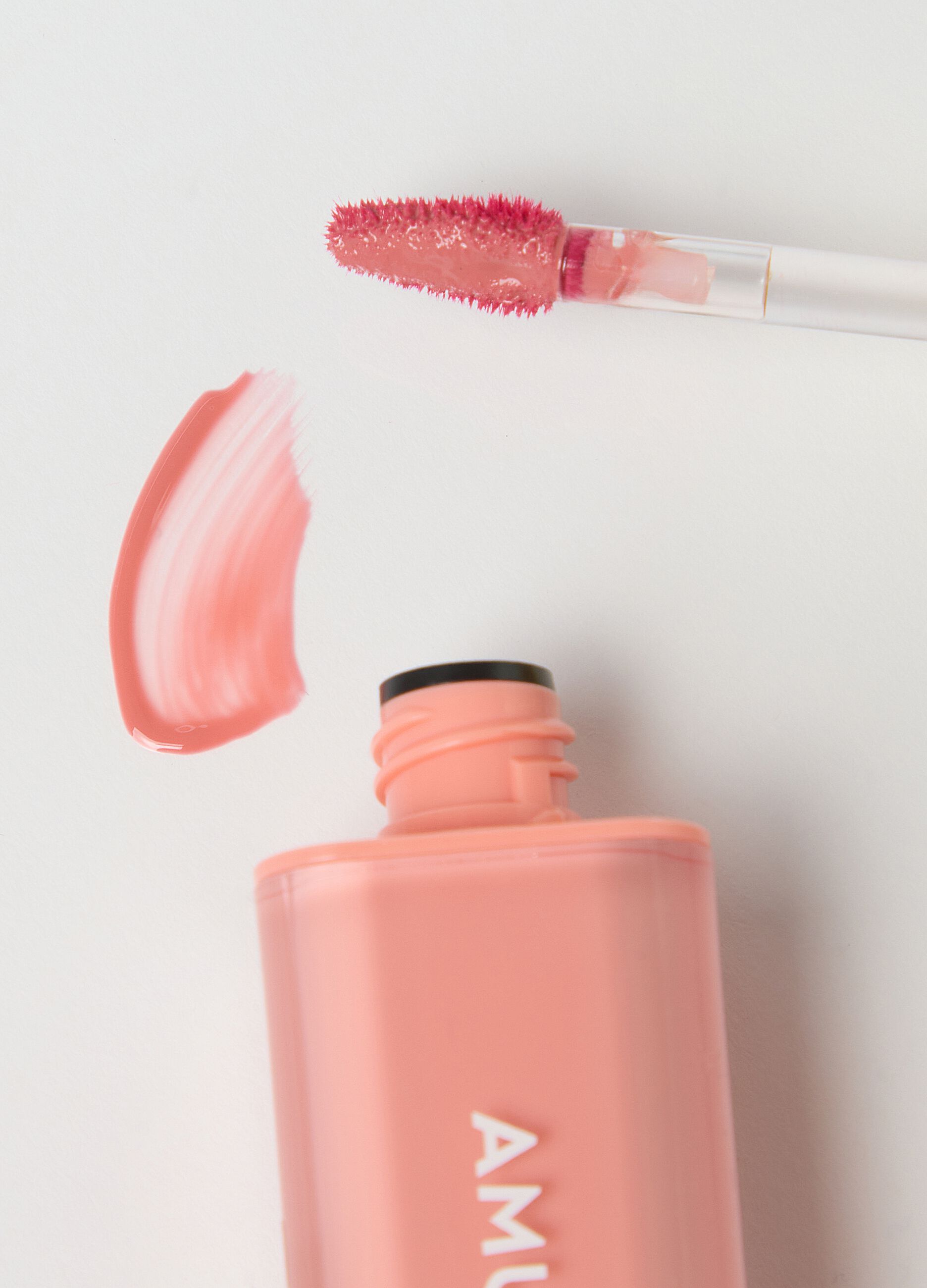 Tinta de labios a base de agua, ofrece gran luminosidad con un acabado ligero de larga duraci&oacute;n