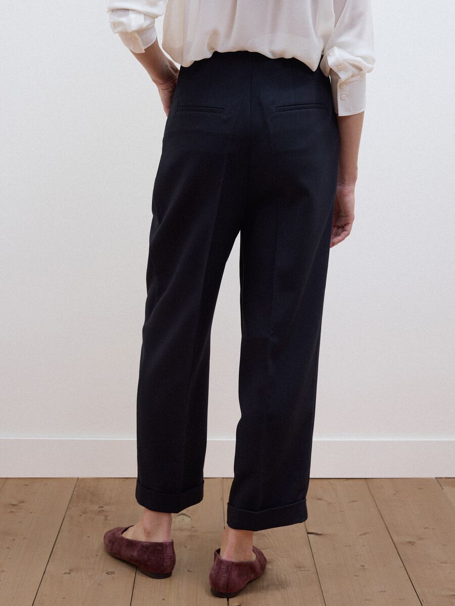 Cal&ccedil;as pretas em viscose el&aacute;stica com corte regular tapered_2