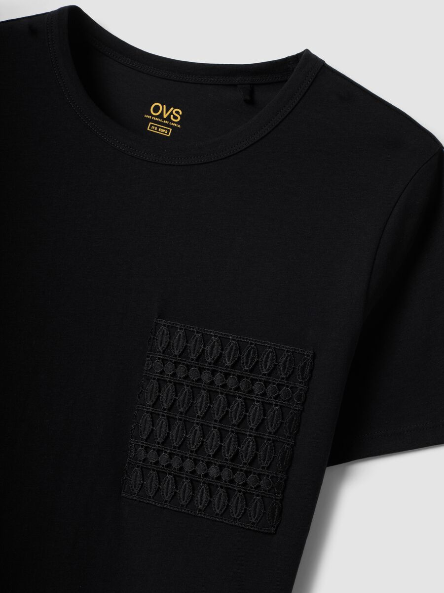Camiseta negra de algod&oacute;n puro regular fit con bolsillo bordado_5