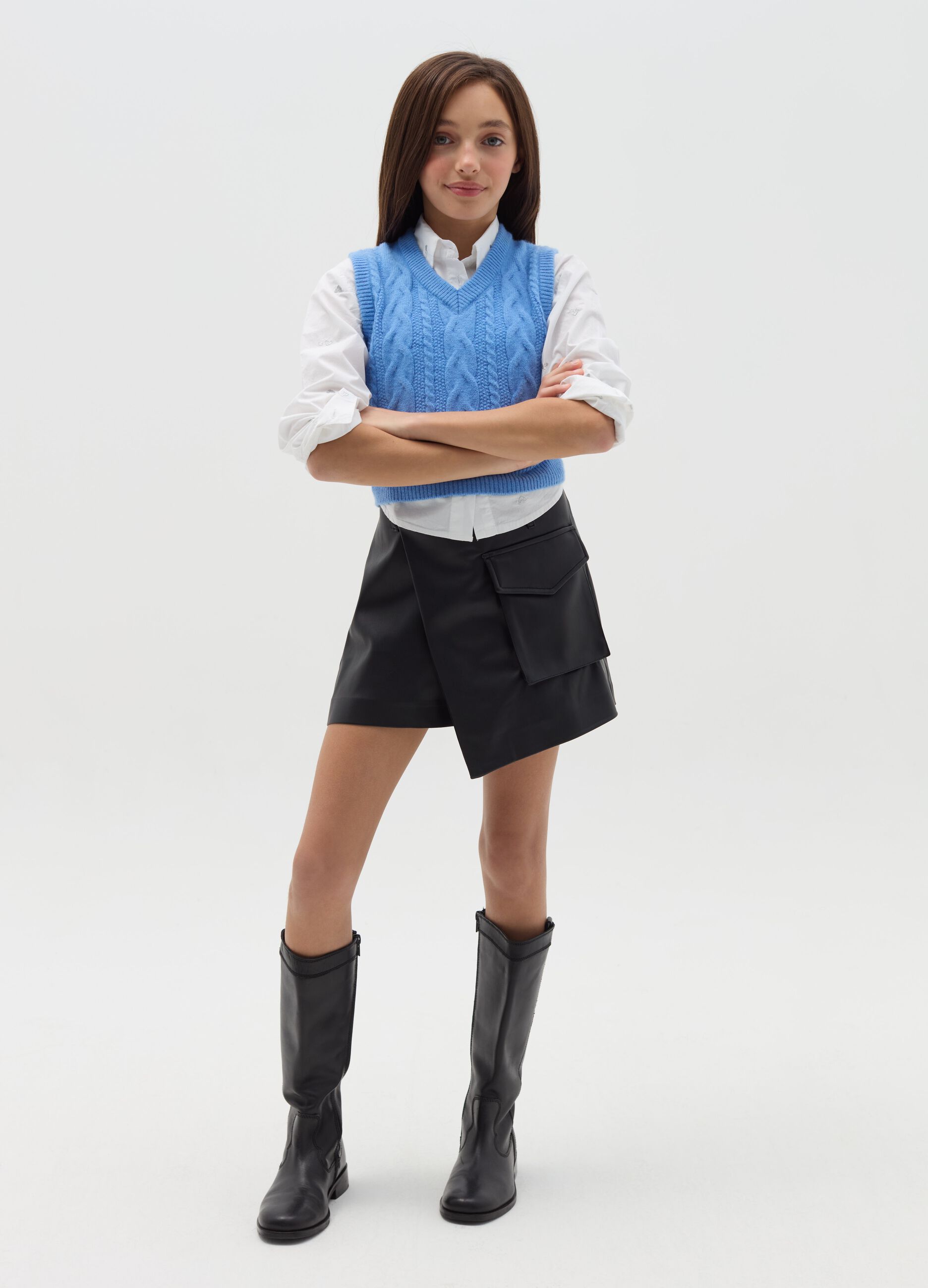 Glossy-effect skort with pockets