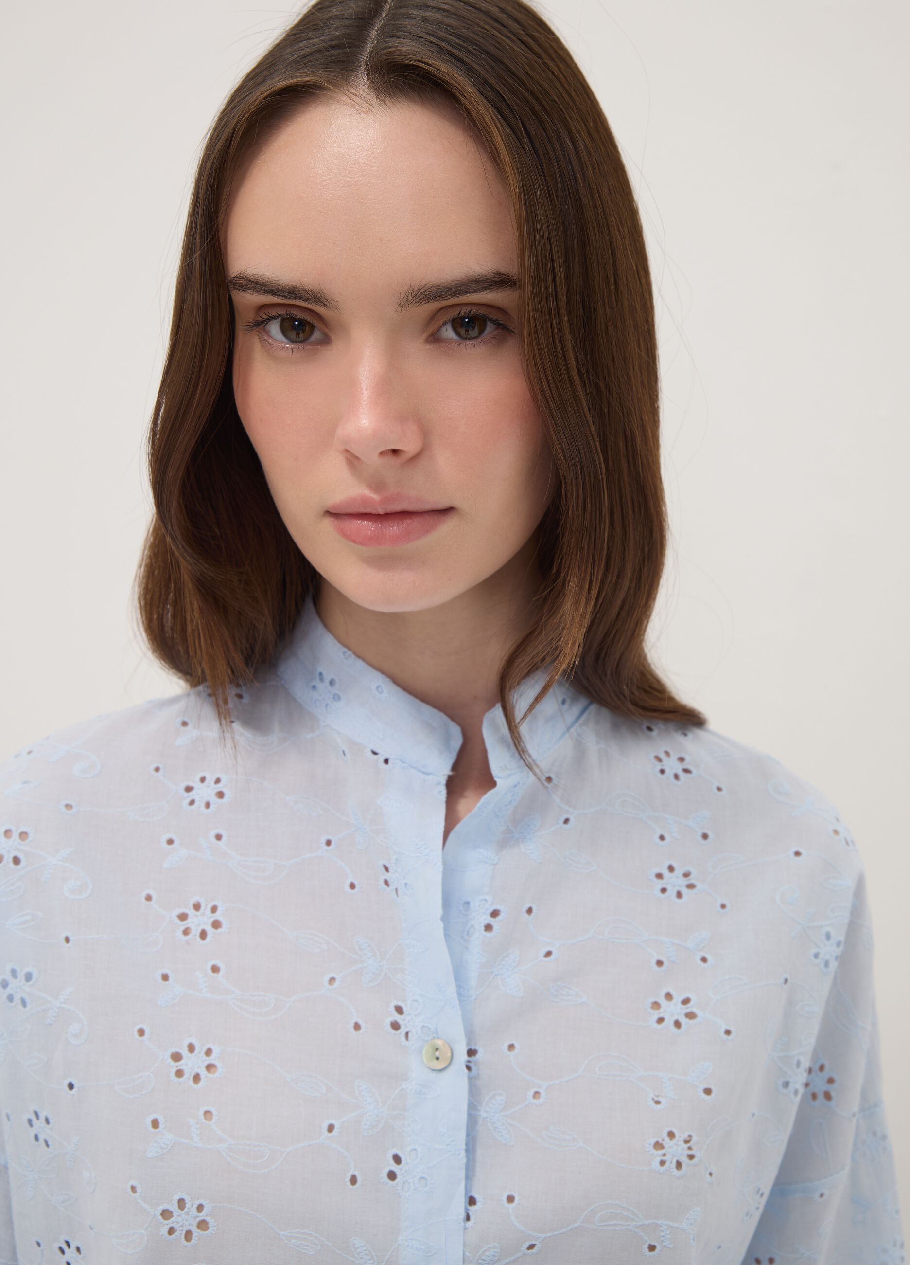 Camicia azzurra traforata in puro cotone con collo coreano regular fit