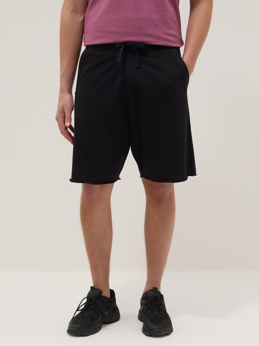Bermuda negro de mezcla de algod&oacute;n, corte relaxed_1