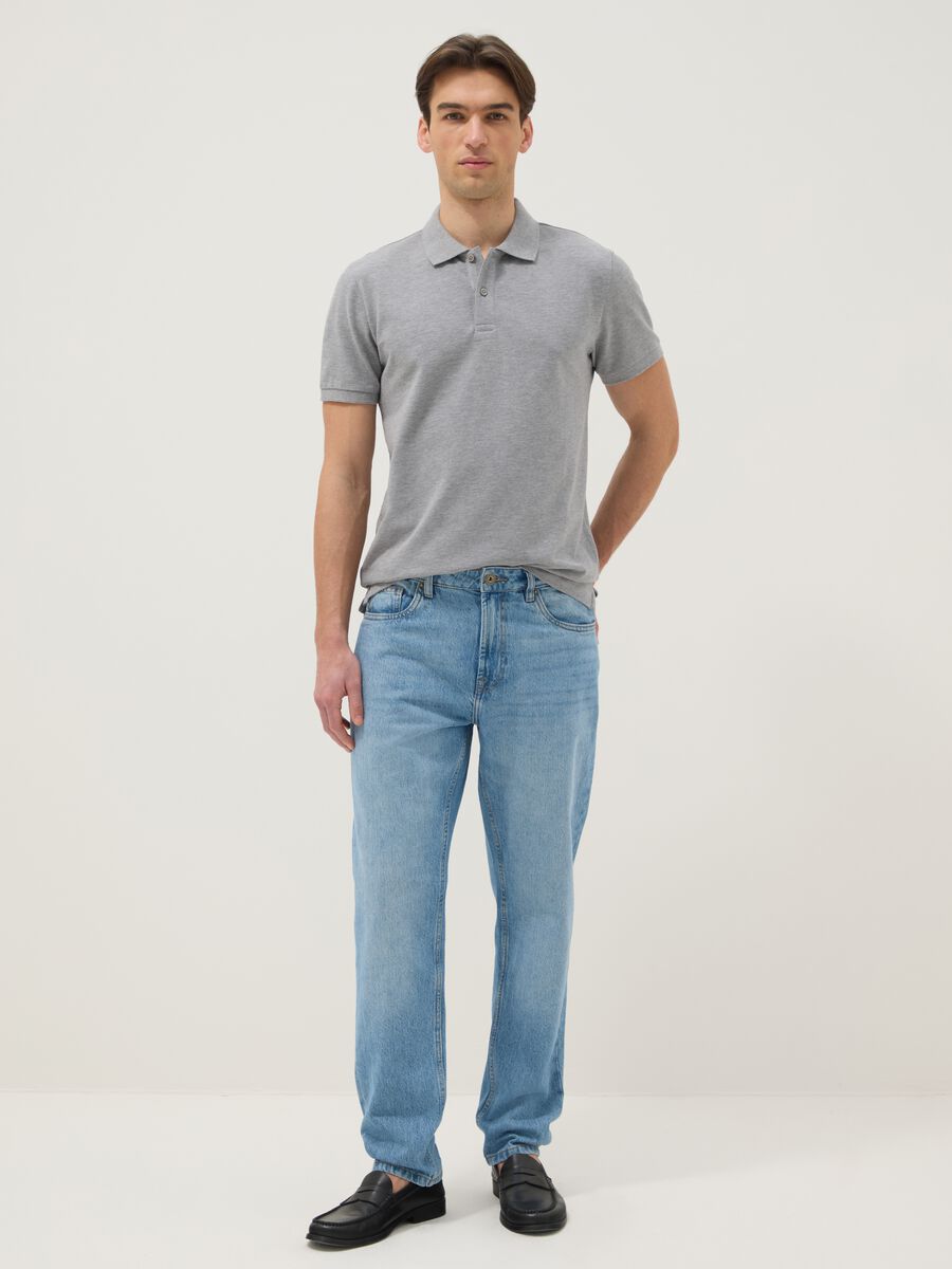 Graues Poloshirt aus reiner Baumwolle mit kurzen &Auml;rmeln, Regular Fit_2