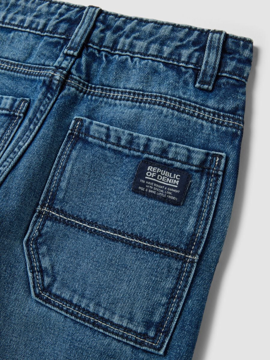 Jeans blu in puro cotone con tasche applicate loose fit per bambino_3