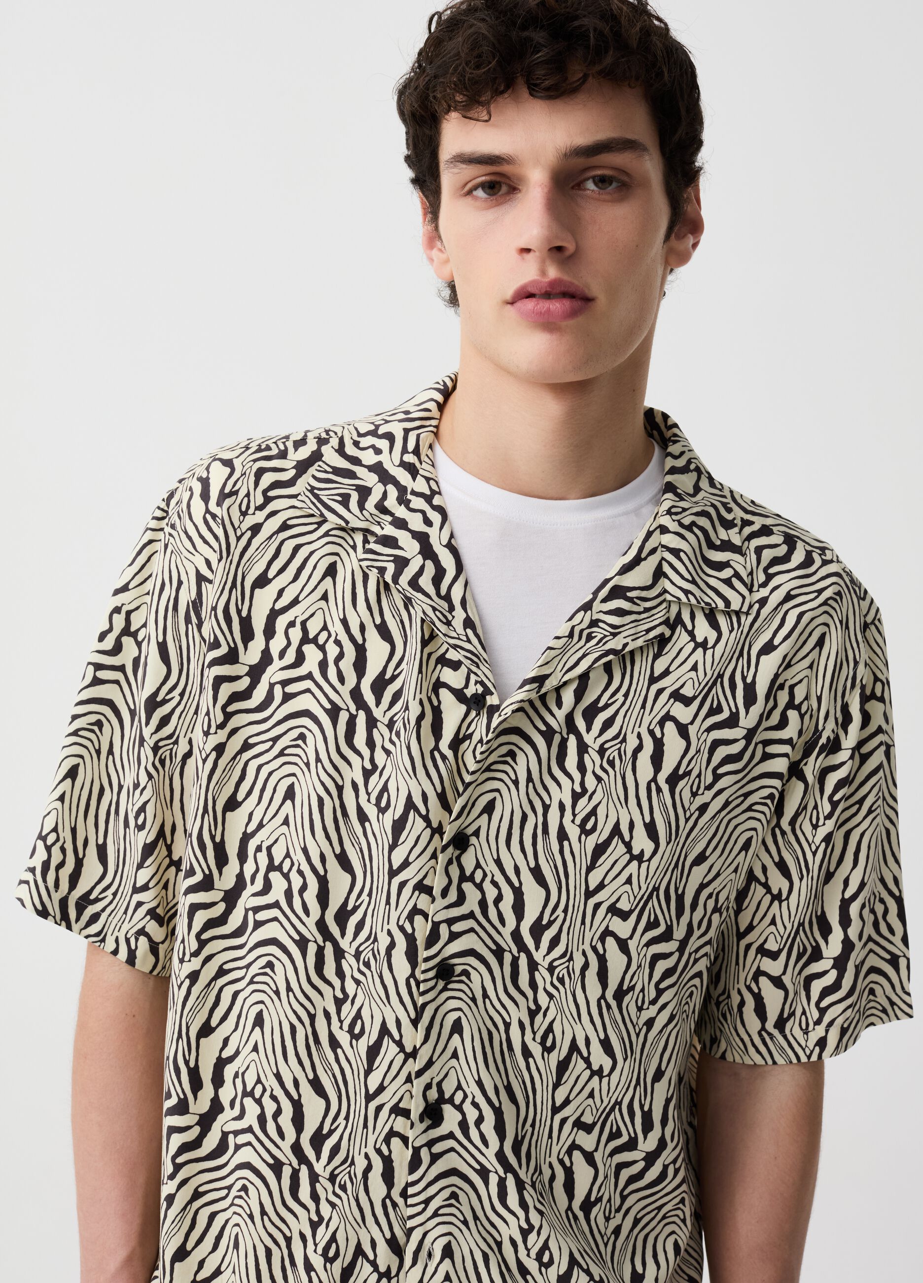 Short-sleeved shirt with animal print