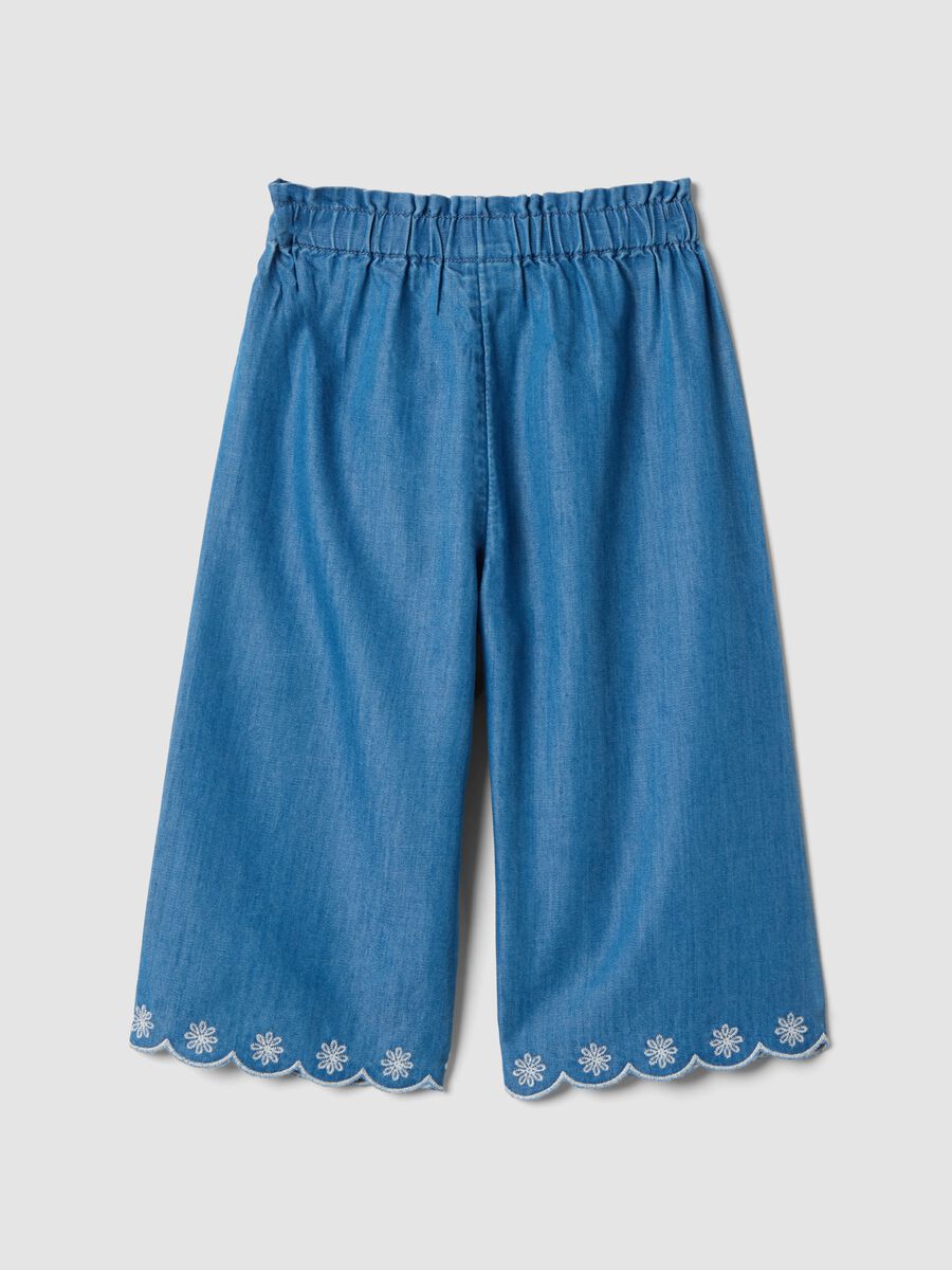 Pantaloni in misto cotone denim blu da bimba wide leg con ricami_1