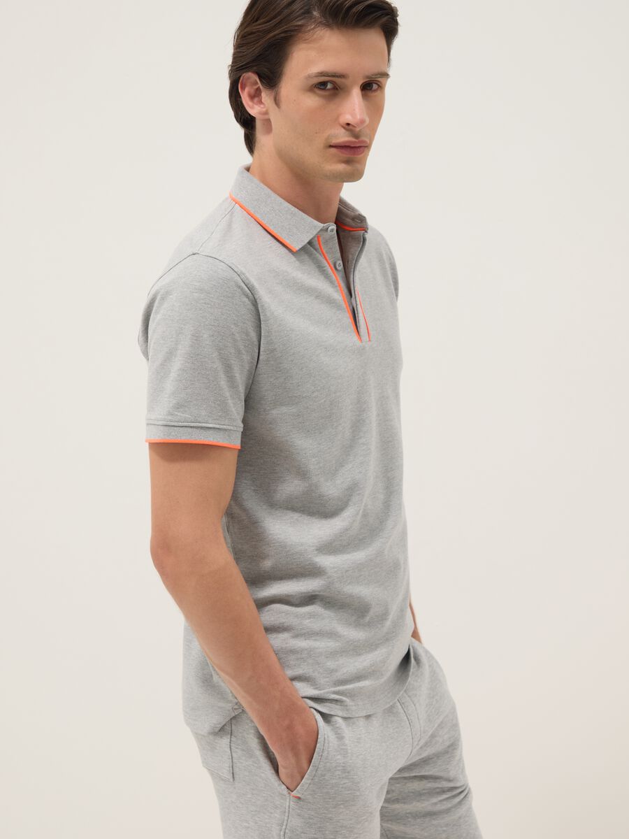 Graues Polo aus Stretch-Baumwolle mit Kontrastpaspel_0