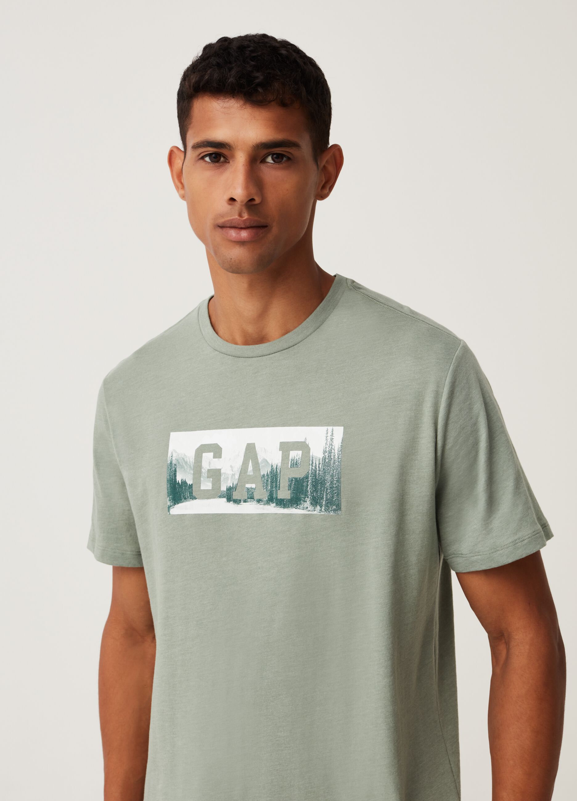 Camiseta con logo estampado y montañas