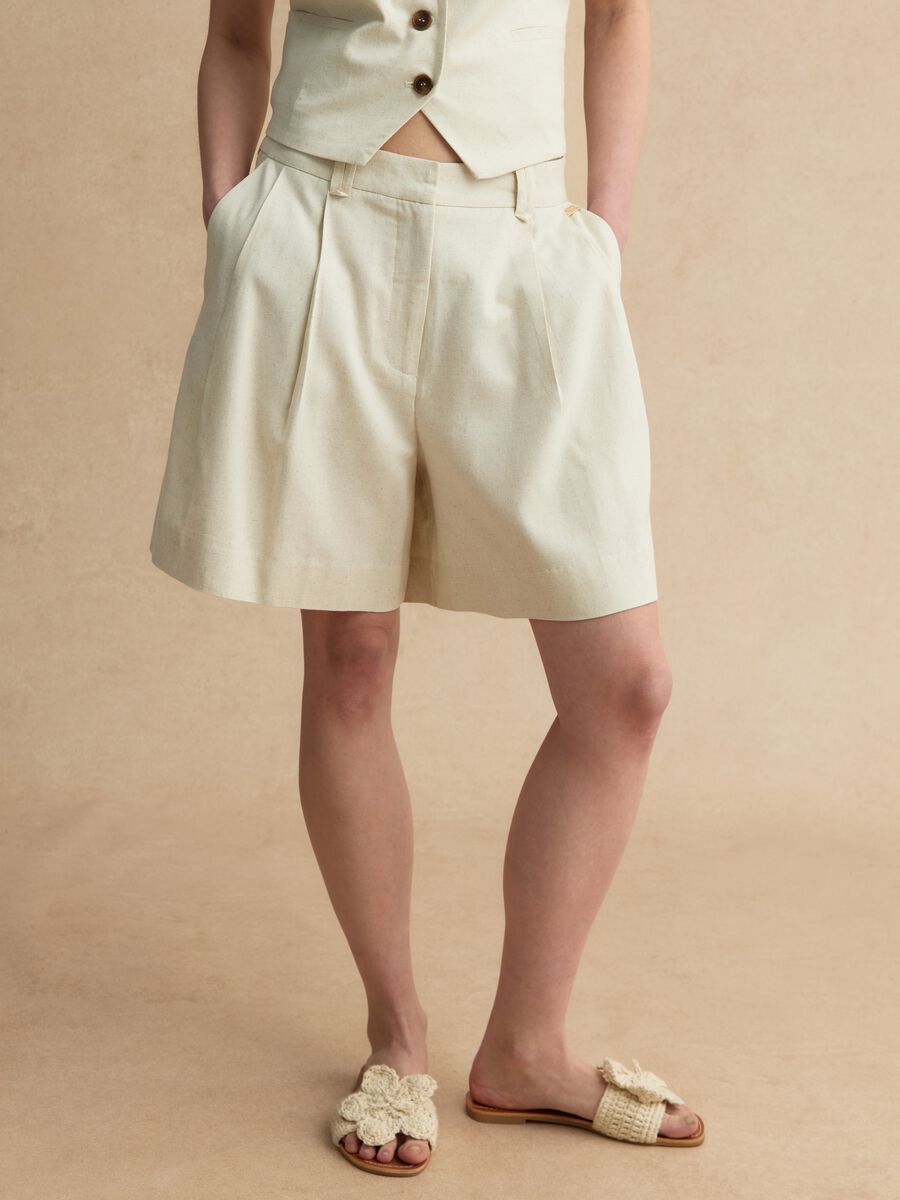 Shorts beige en mezcla de viscosa y lino, corte regular_1