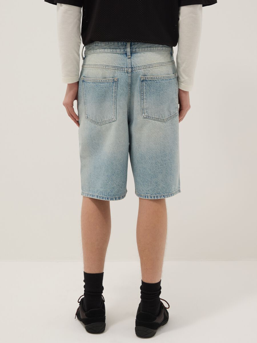Blaue Denim-Shorts im Skater-Fit aus reiner Baumwolle mit Rissen_2