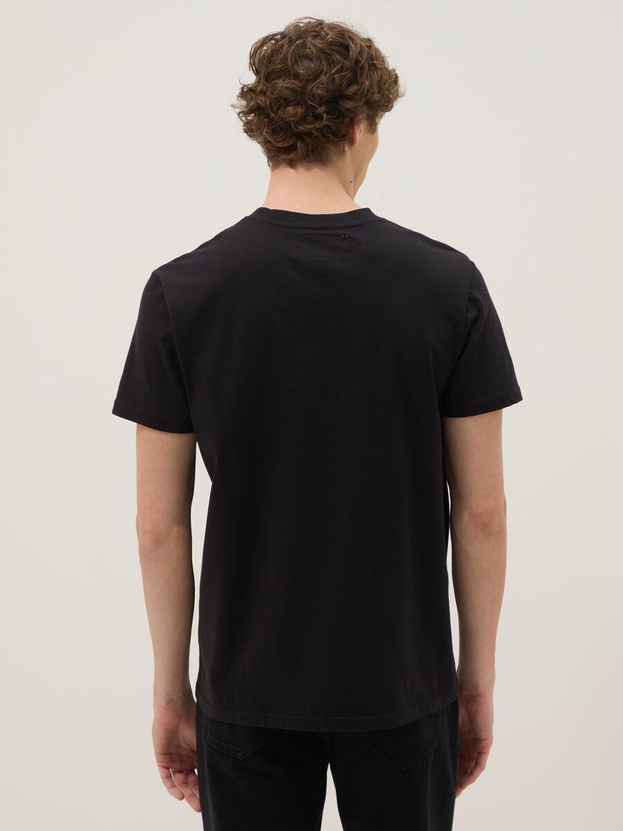 Schwarzes T-Shirt aus reiner Baumwolle mit normaler Passform und Aufdruck_2