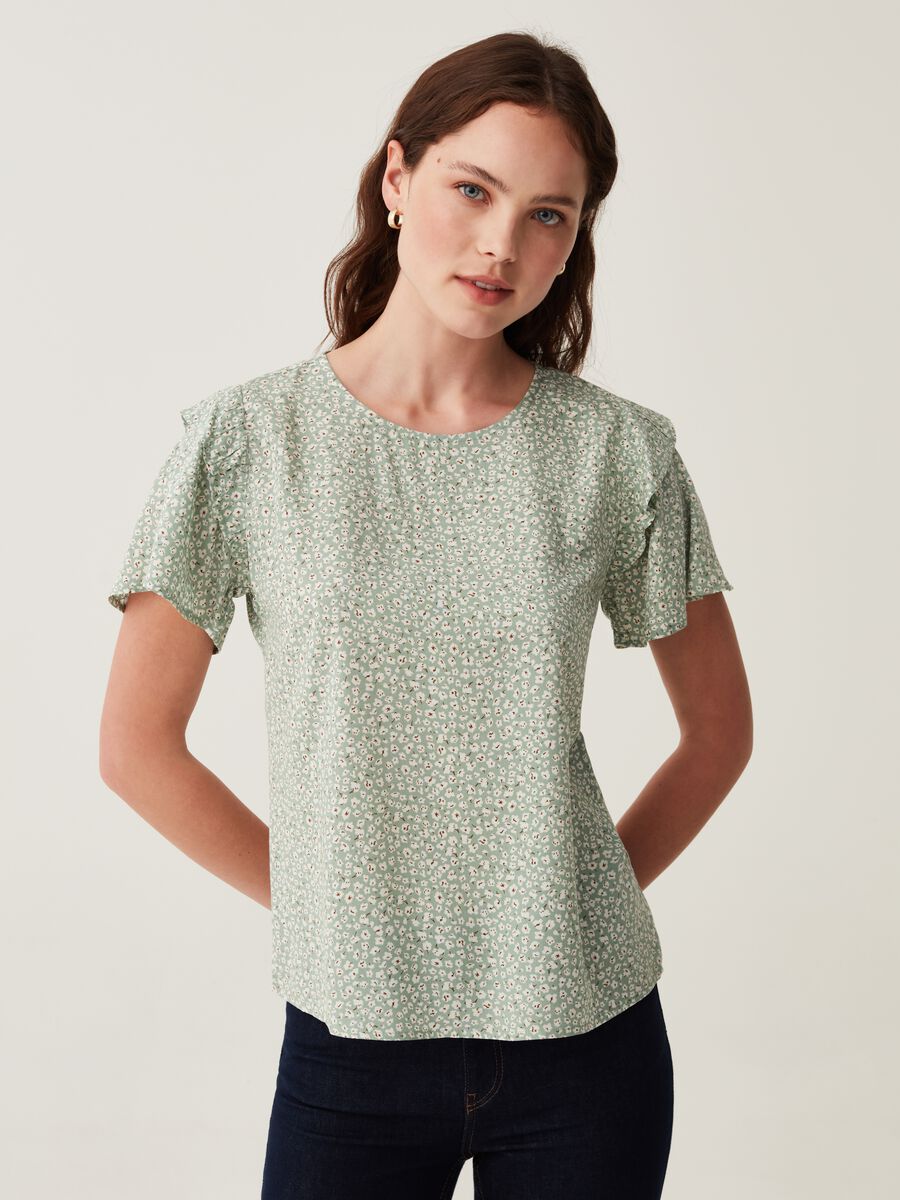 Blouse with small flowers and frills_0