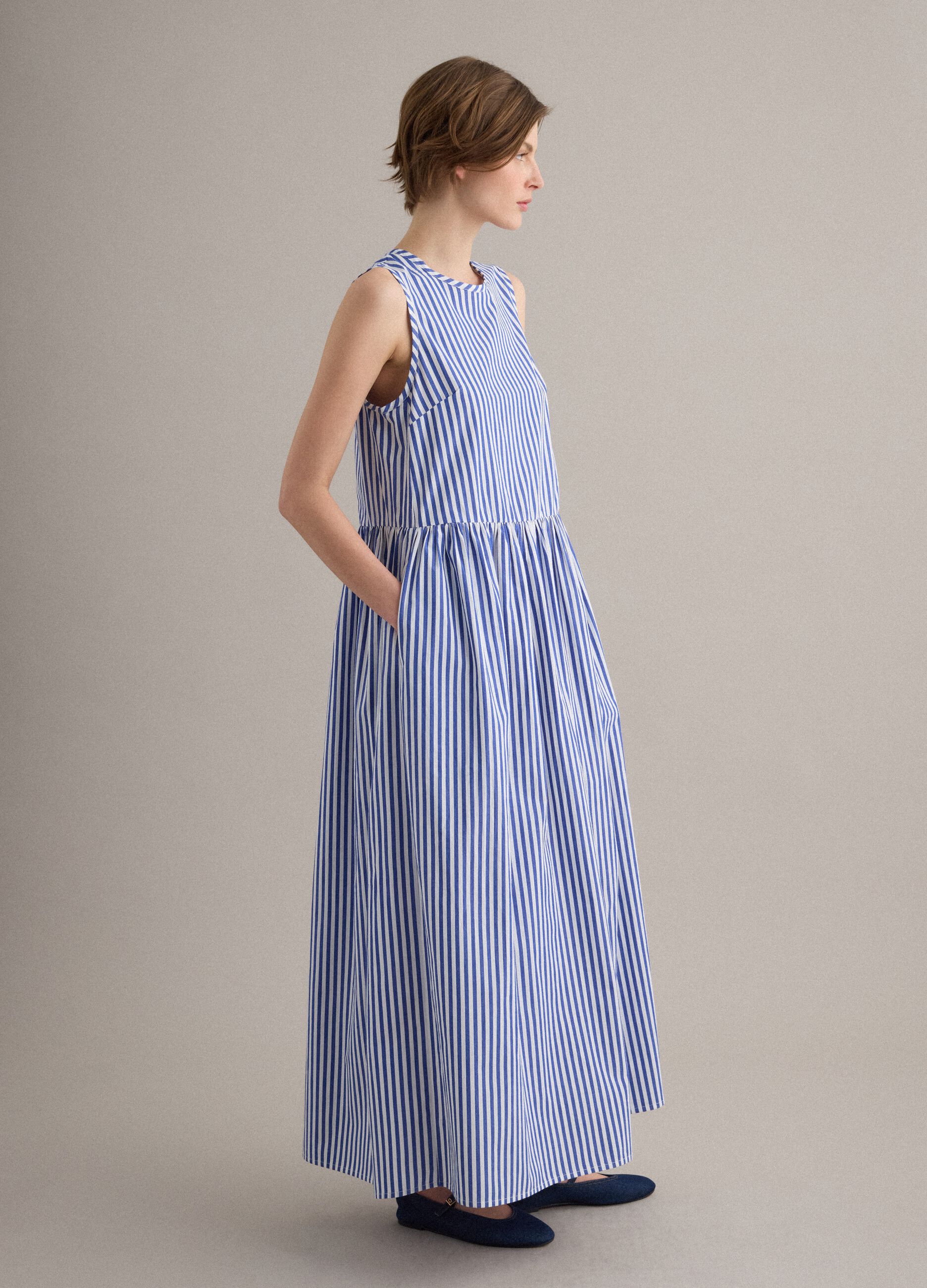 Vestido comprido em algod&atilde;o puro &agrave;s riscas multicolor, corte regular