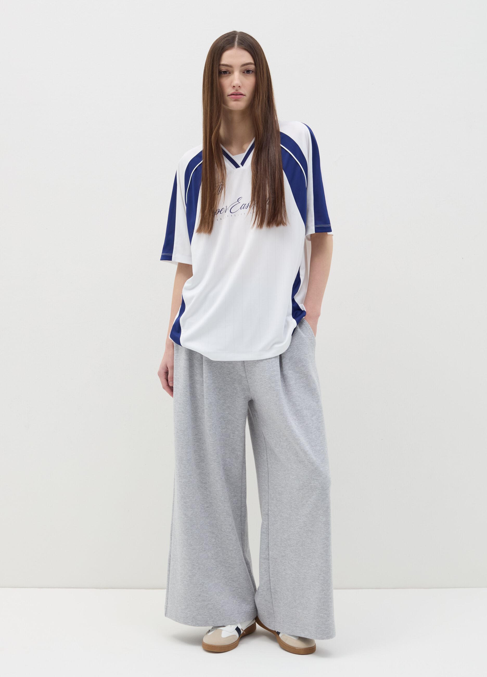 Wide-leg joggers with detail at the waist