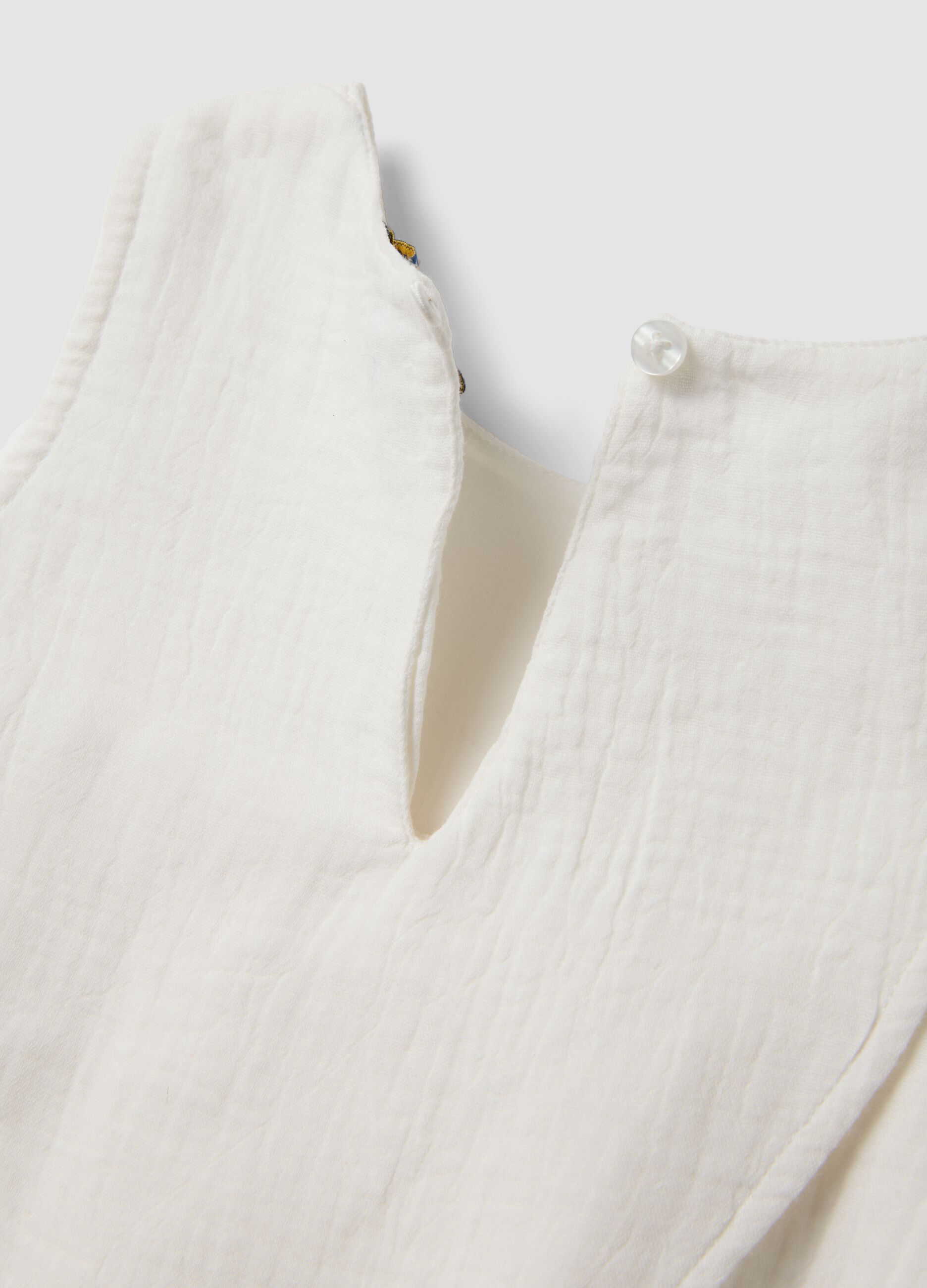 White pure cotton set with sleeveless top and shorts