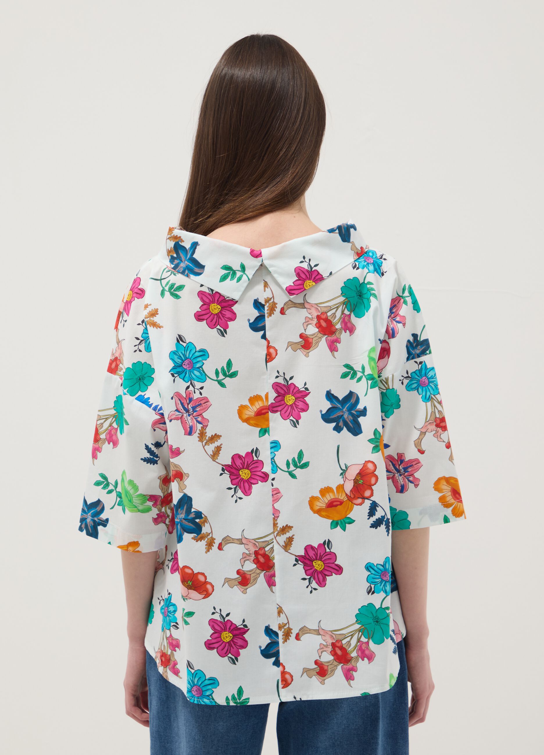 Camisola branca em algod&atilde;o el&aacute;stico com padr&atilde;o floral, regular fit