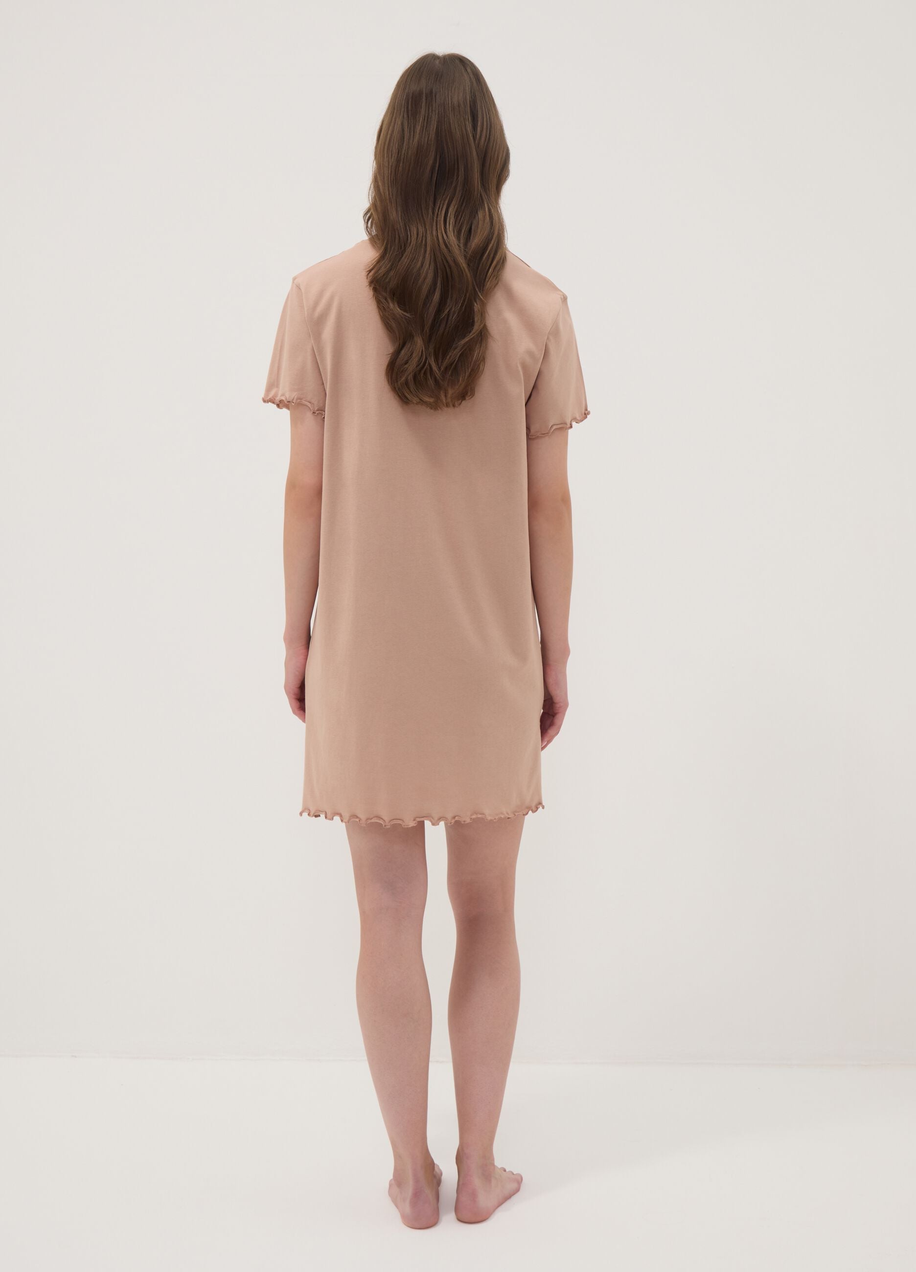 Camicia da notte beige in puro cotone organico con orli arricciati