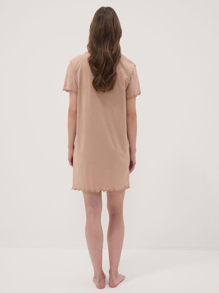 Camicia da notte beige in puro cotone organico con orli arricciati_3