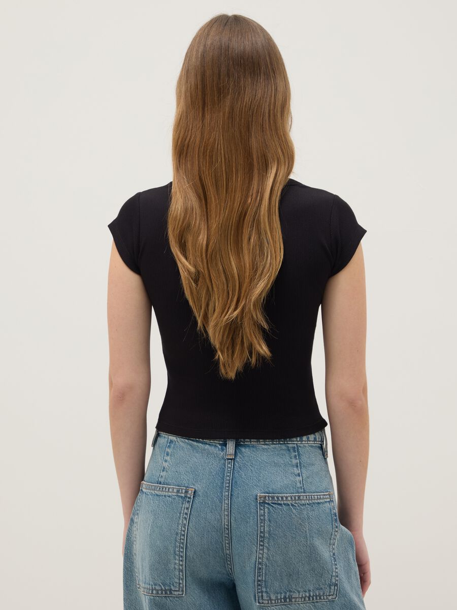 Black slim fit stretch cotton t-shirt with studs on the collar_3