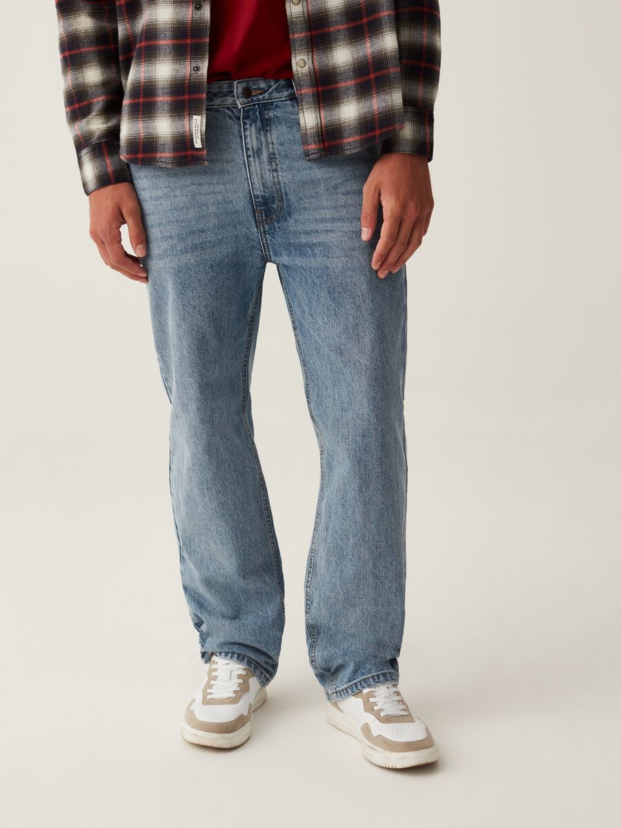 Straight-fit jeans with fading_3