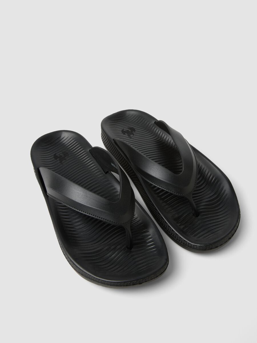 Chinelos de dedo pretos_2