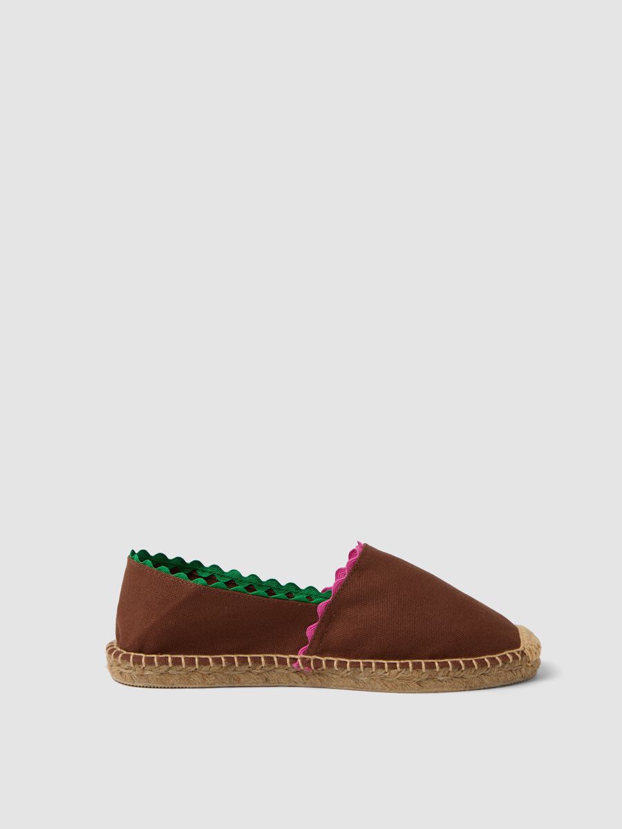Braune Espadrilles mit kontrastierenden Abschl&uuml;ssen_0