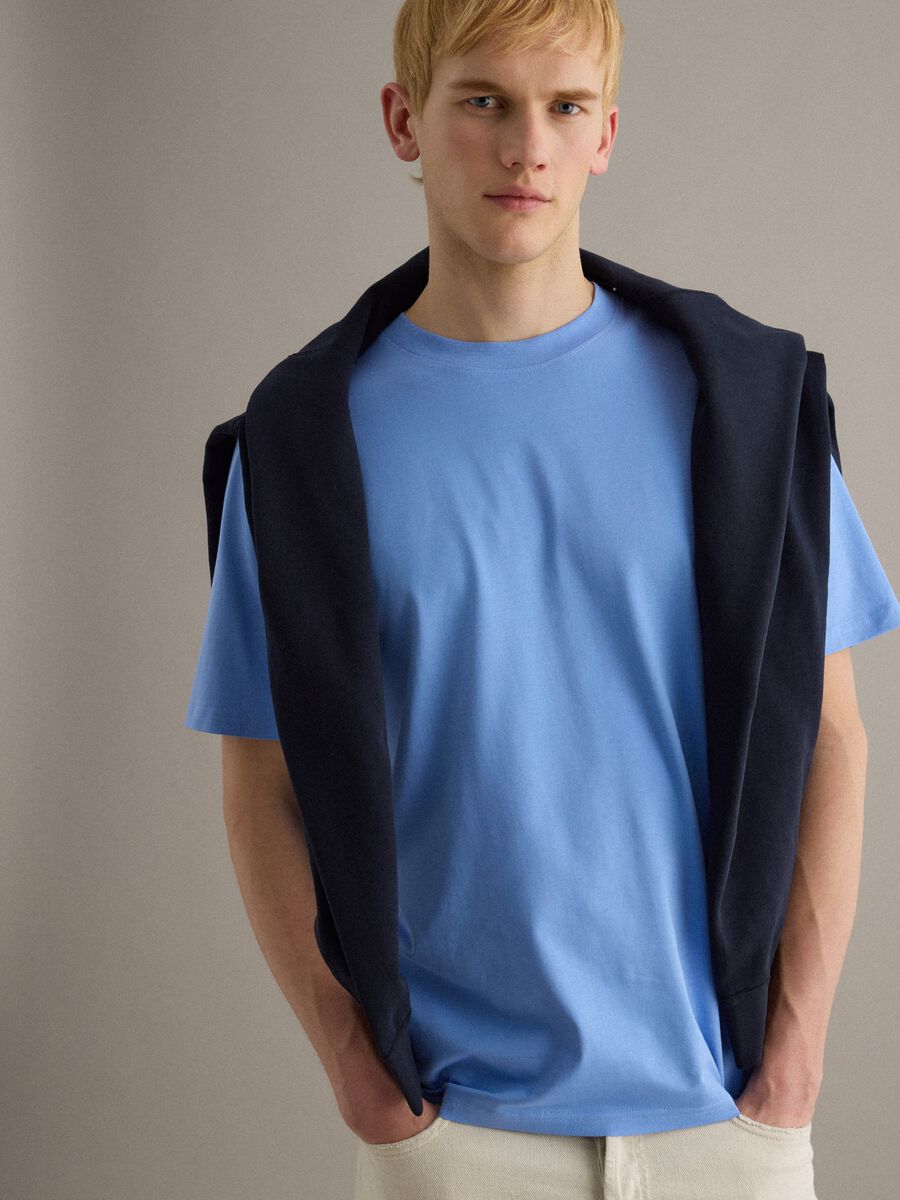 Hellblaues Rundhals-T-Shirt aus reiner Baumwolle mit lockerem Sitz_1