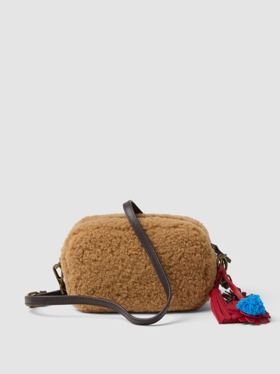 Borsa a tracolla beige effetto teddy con charm removibile_0