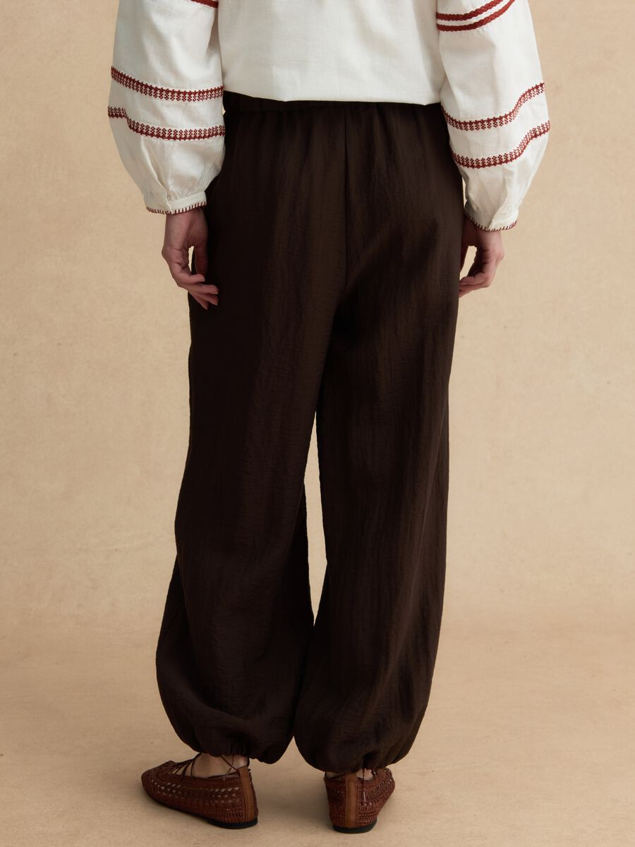 Braune Jogginghose aus Viskose mit entspannter Passform_2