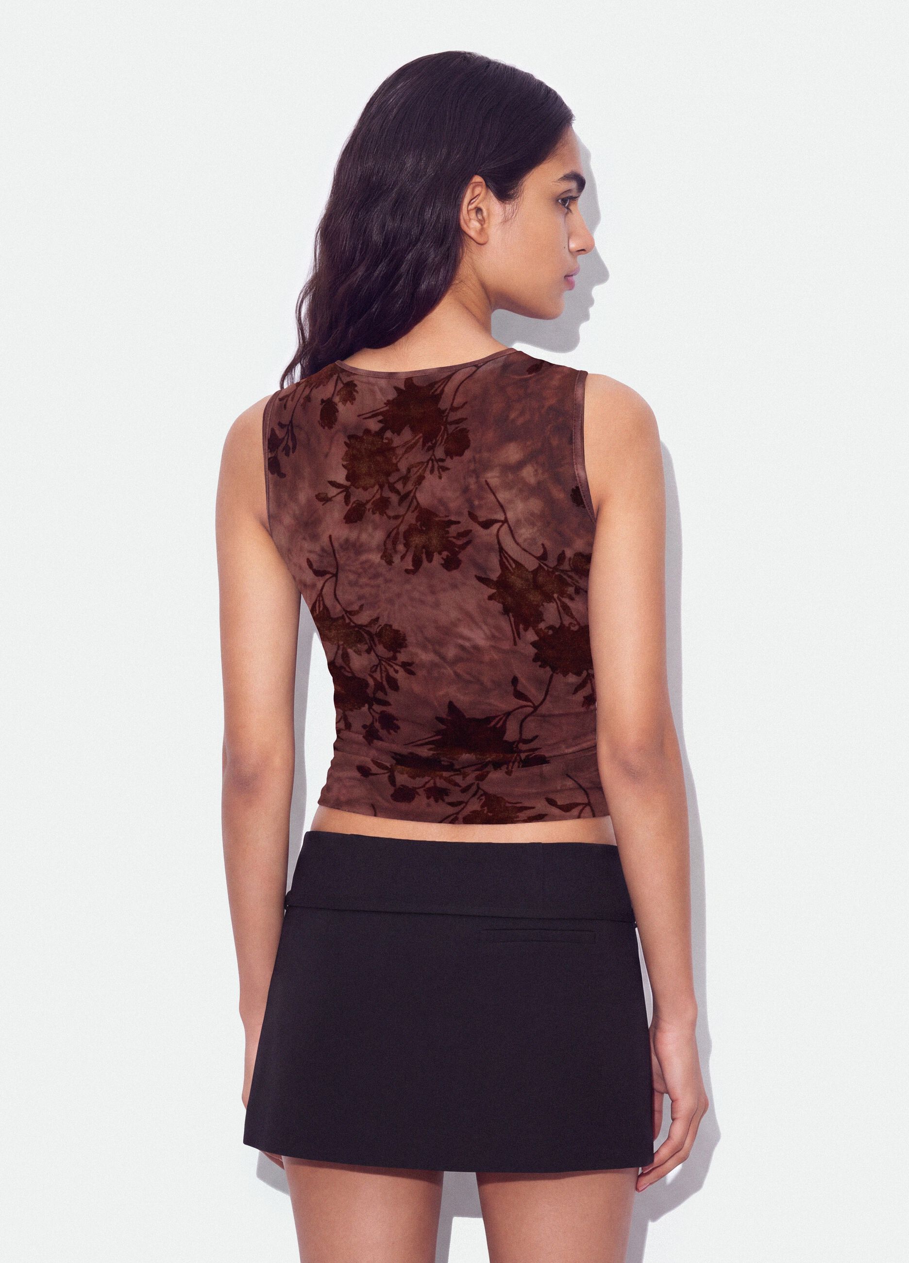 Top fitted rosso in tessuto elasticizzato con fantasia floreale