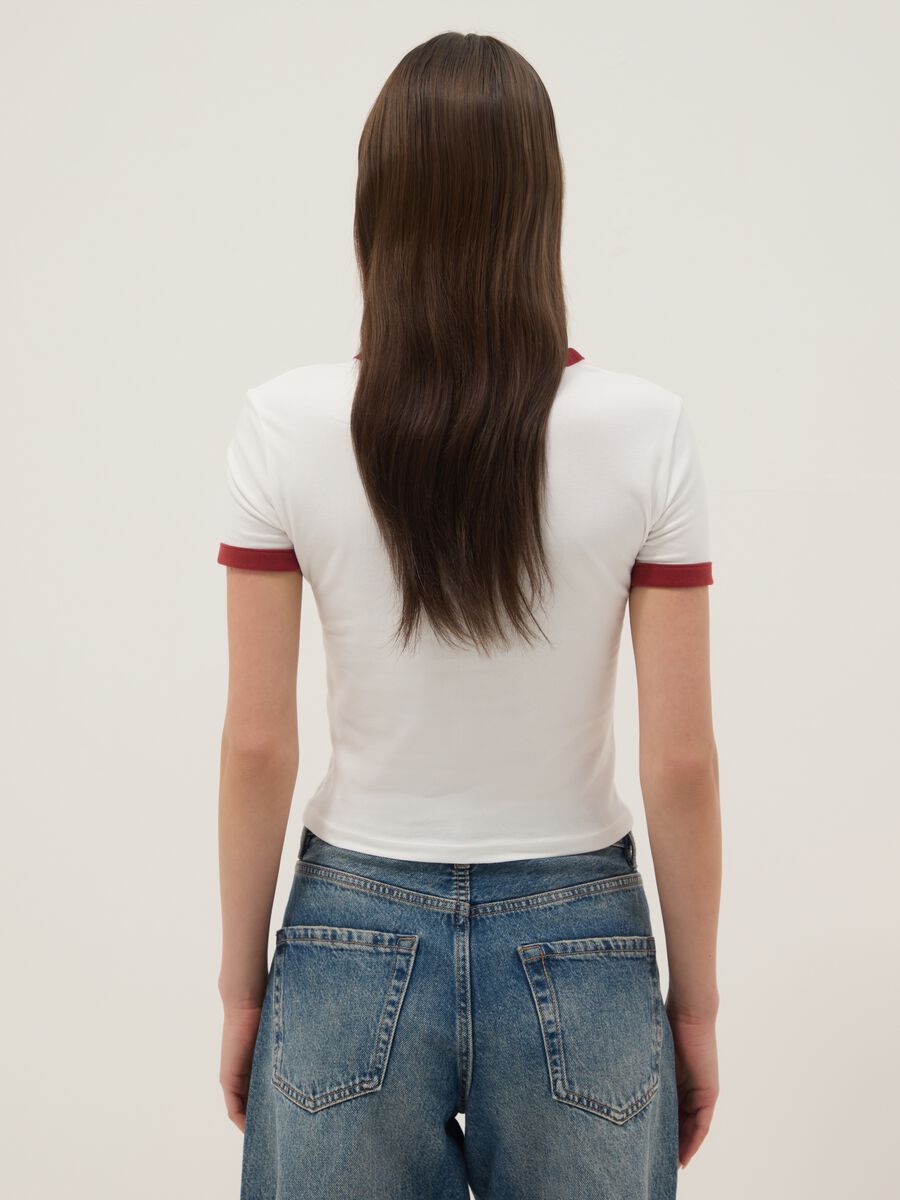 Wei&szlig;es Regular-Fit T-Shirt aus Stretch-Baumwolle mit Kirschprint_3