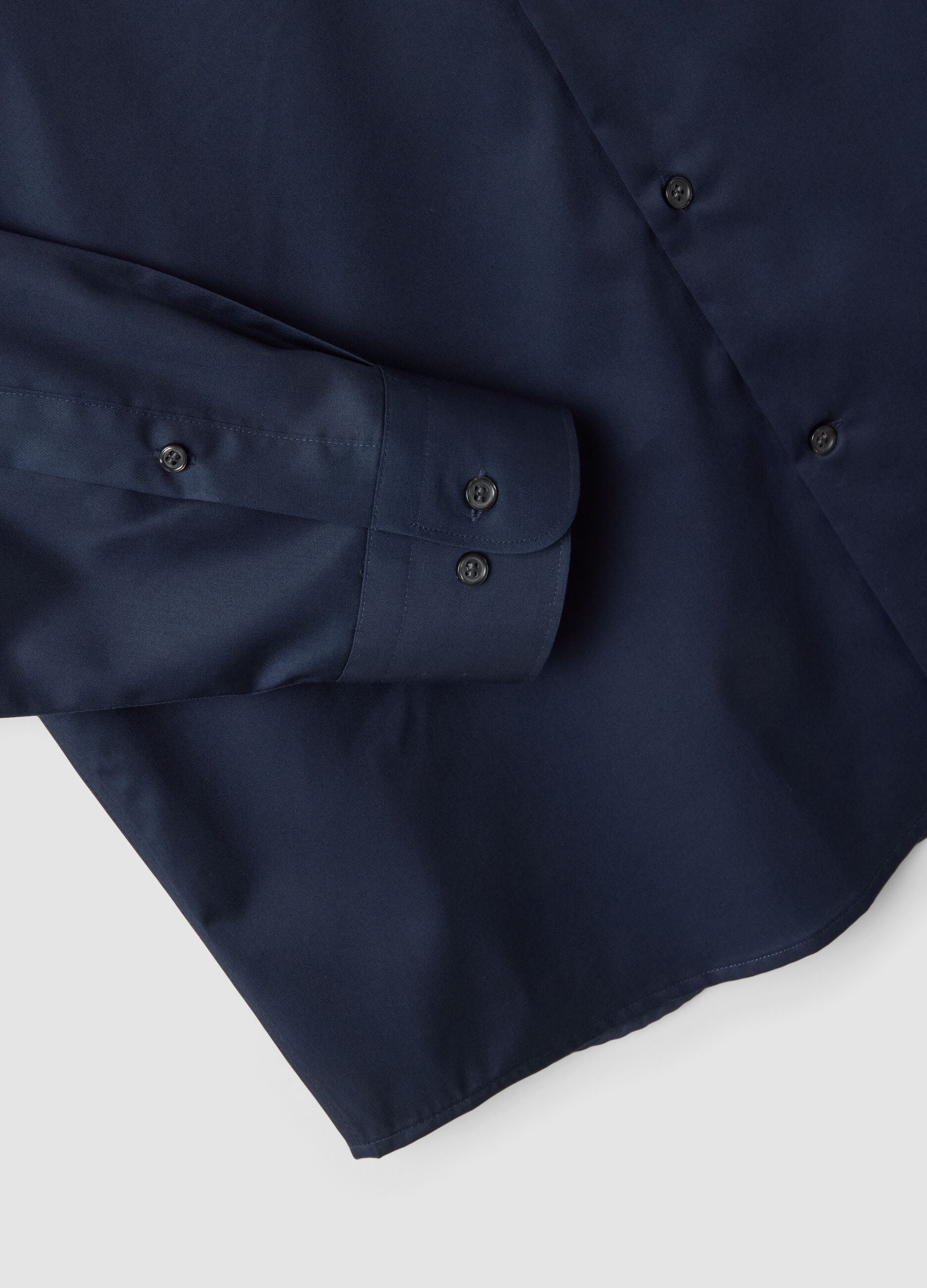 Camisa azul em algod&atilde;o puro com colarinho cl&aacute;ssico, corte regular, sem passar a ferro
