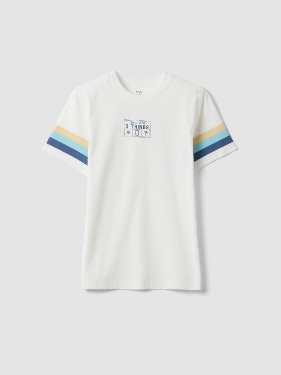 Wei&szlig;es Jungen-T-Shirt aus reiner Baumwolle mit Streifen an den &Auml;rmeln_0