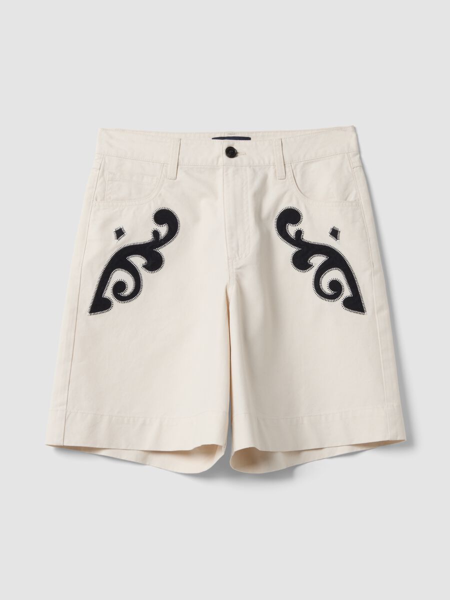 Shorts bianchi in misto lino e lyocell con ricami a contrasto regular fit_0