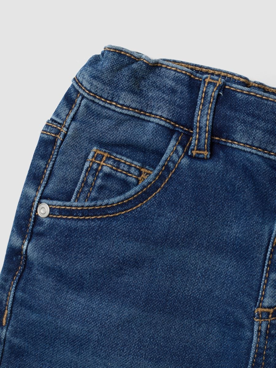 Jeans denim blu scuro in cotone elasticizzato regular fit per bimbo_3
