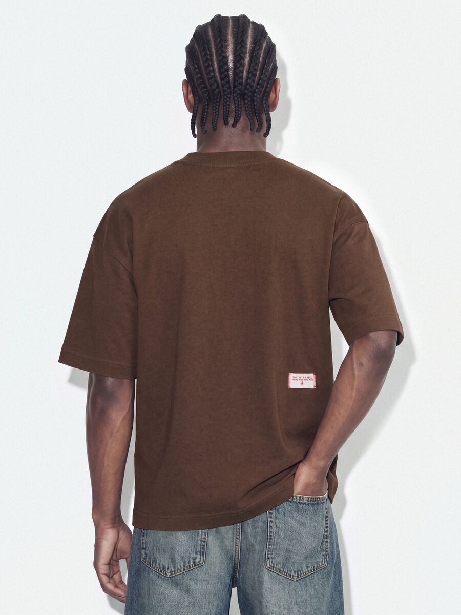 Braunes T-Shirt aus reiner Baumwolle mit Rundhalsausschnitt im Boxy Fit_3