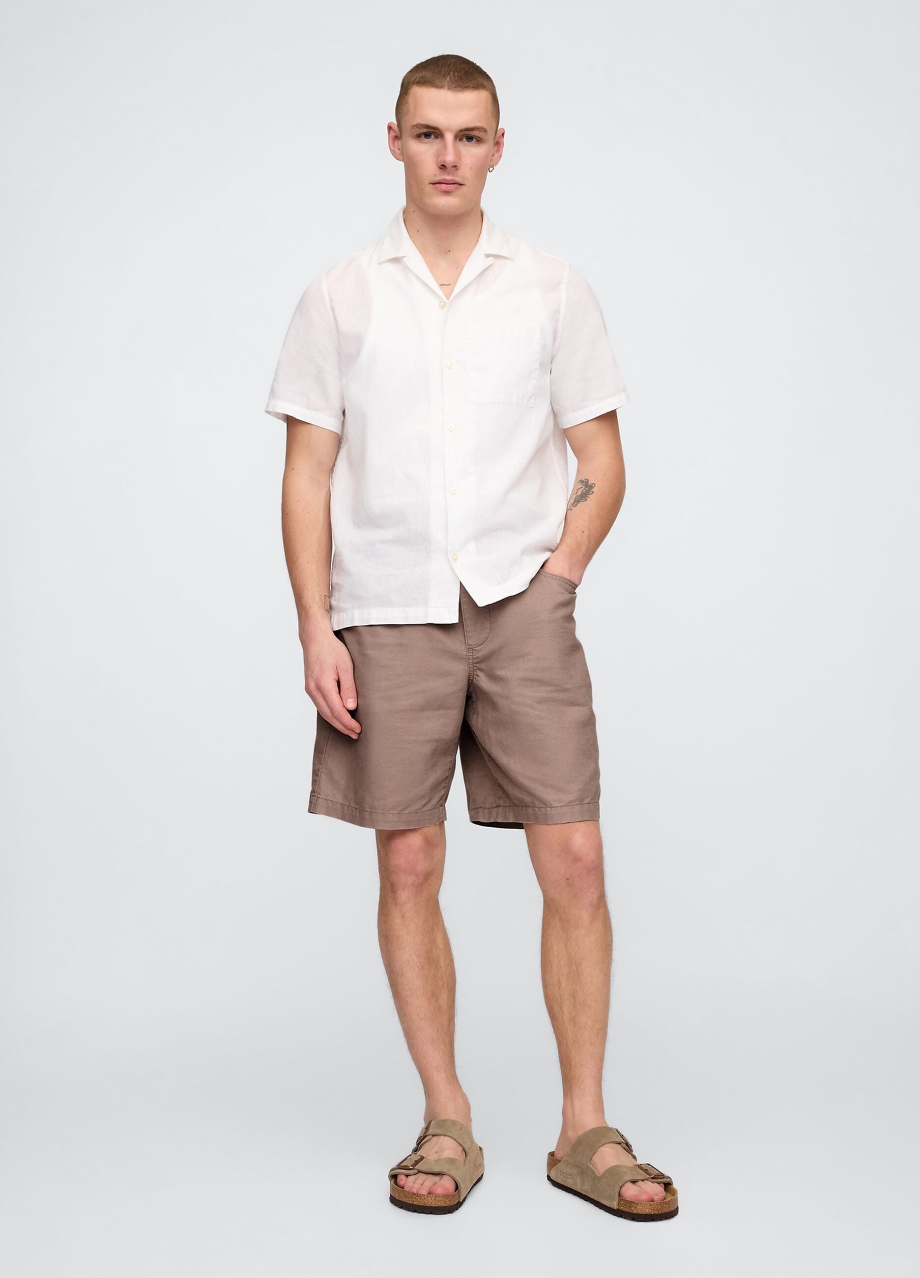 Pantalones cortos de lino y algod&oacute;n marrones de Gap