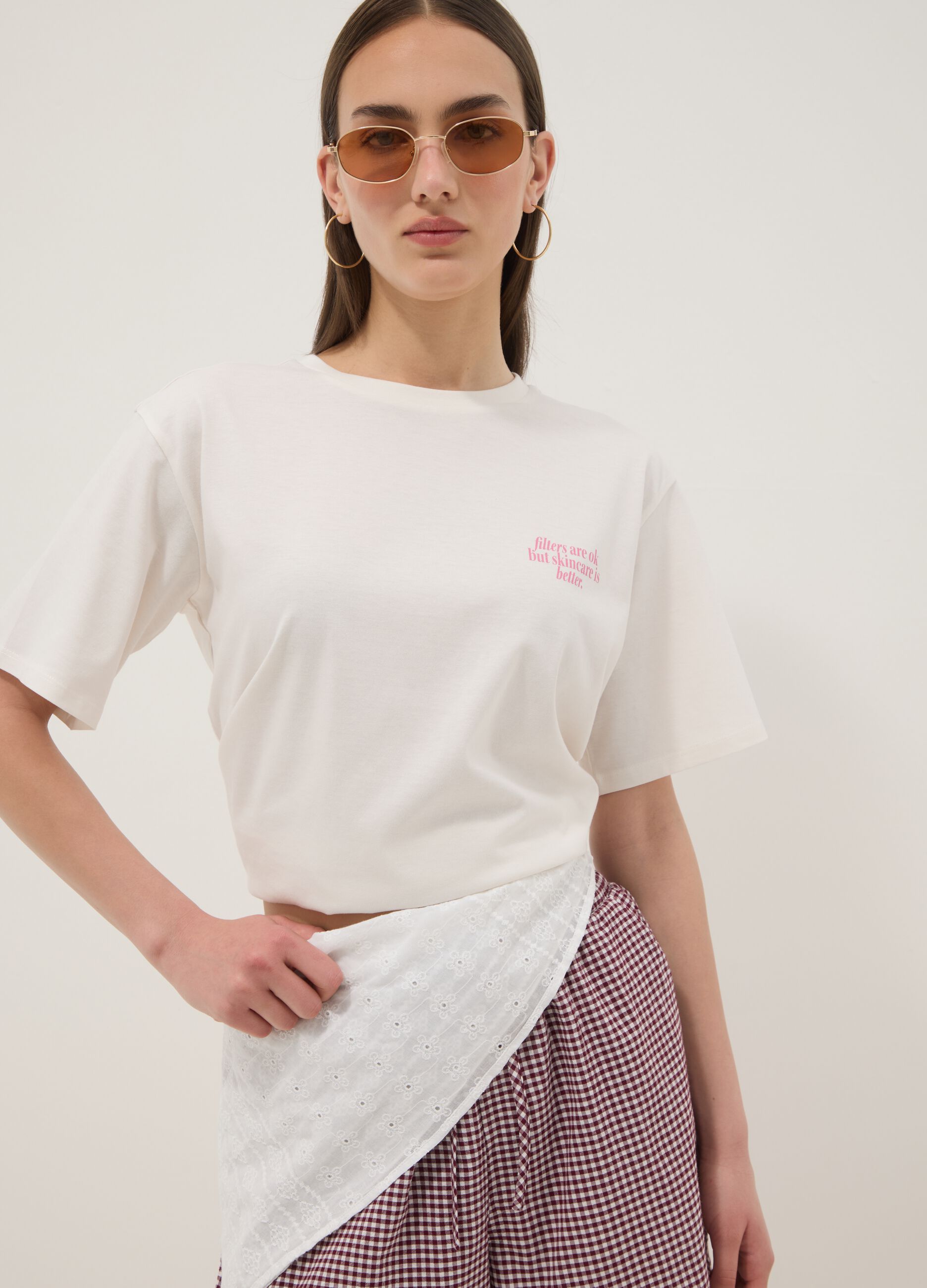 &Lambda;&epsilon;&upsilon;&kappa;ό T-shirt &alpha;&pi;ό 100% &beta;&alpha;&mu;&beta;ά&kappa;&iota; &mu;&epsilon; beauty &sigma;&tau;ά&mu;&pi;&alpha;, relaxed &epsilon;&phi;&alpha;&rho;&mu;&omicron;&gamma;ή