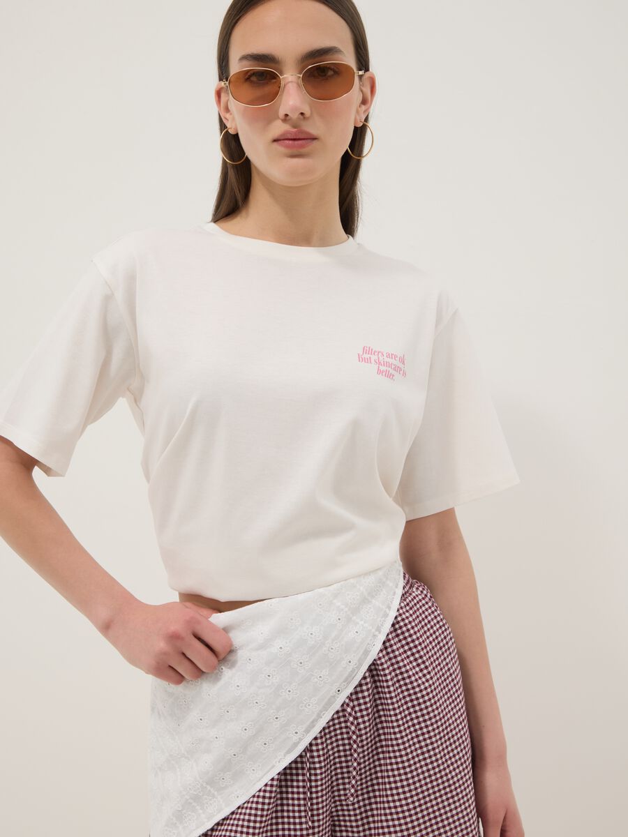 Camiseta blanca de algod&oacute;n puro con mensaje beauty, fit relaxed_3