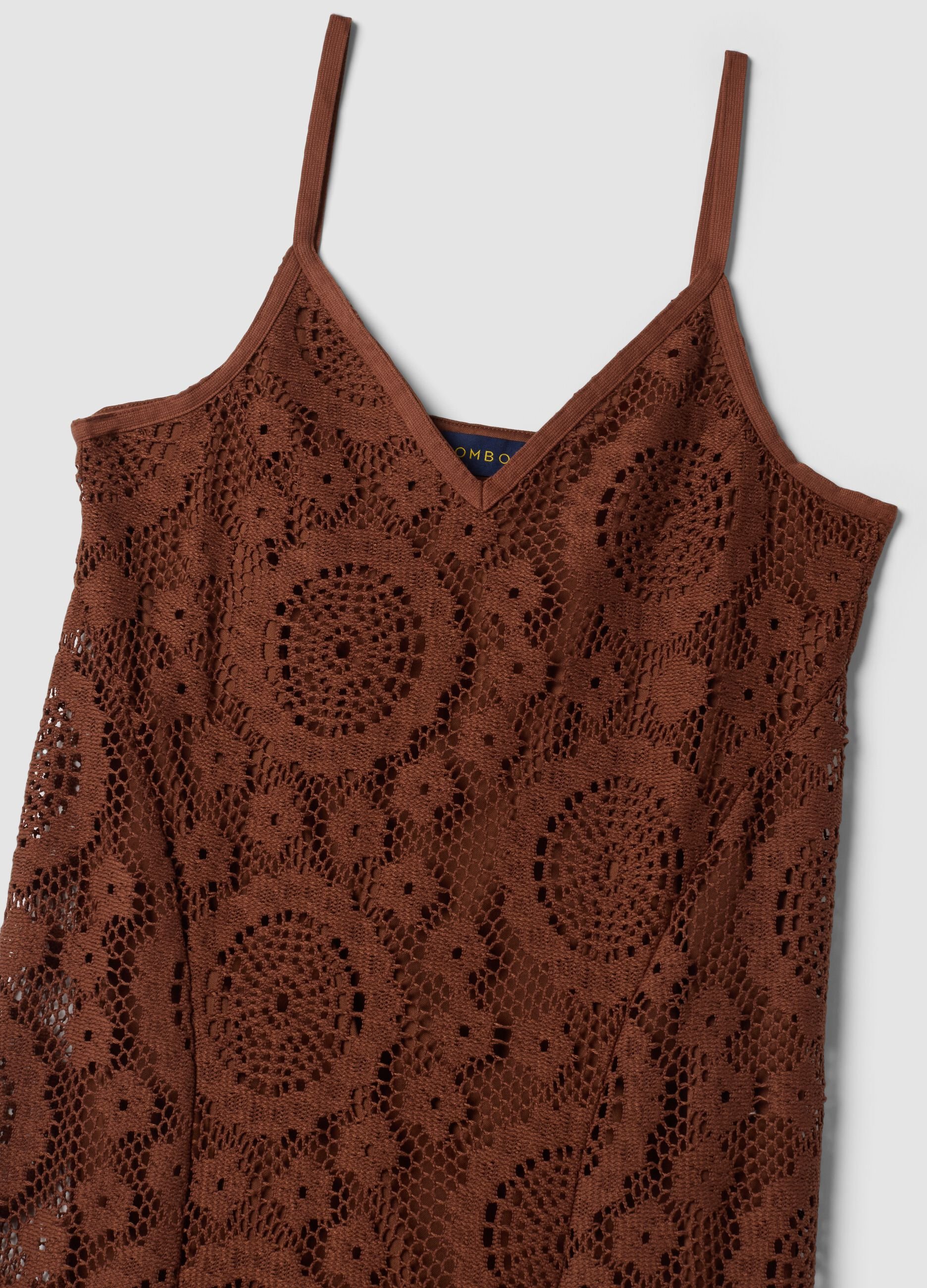 Vestido comprido castanho em crochet com decote em V, corte regular