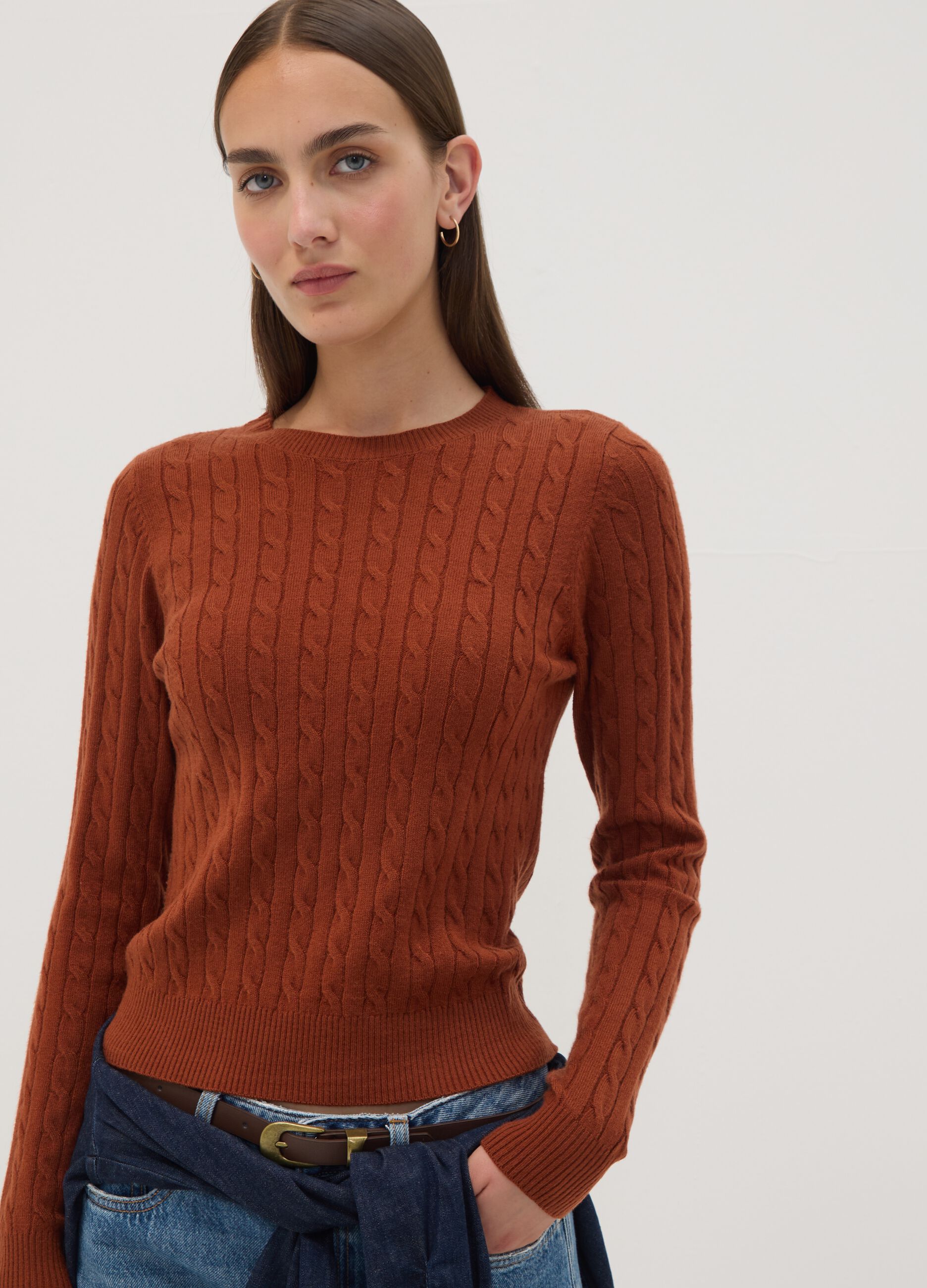 Red cable-knit crew neck jumper, regular fit