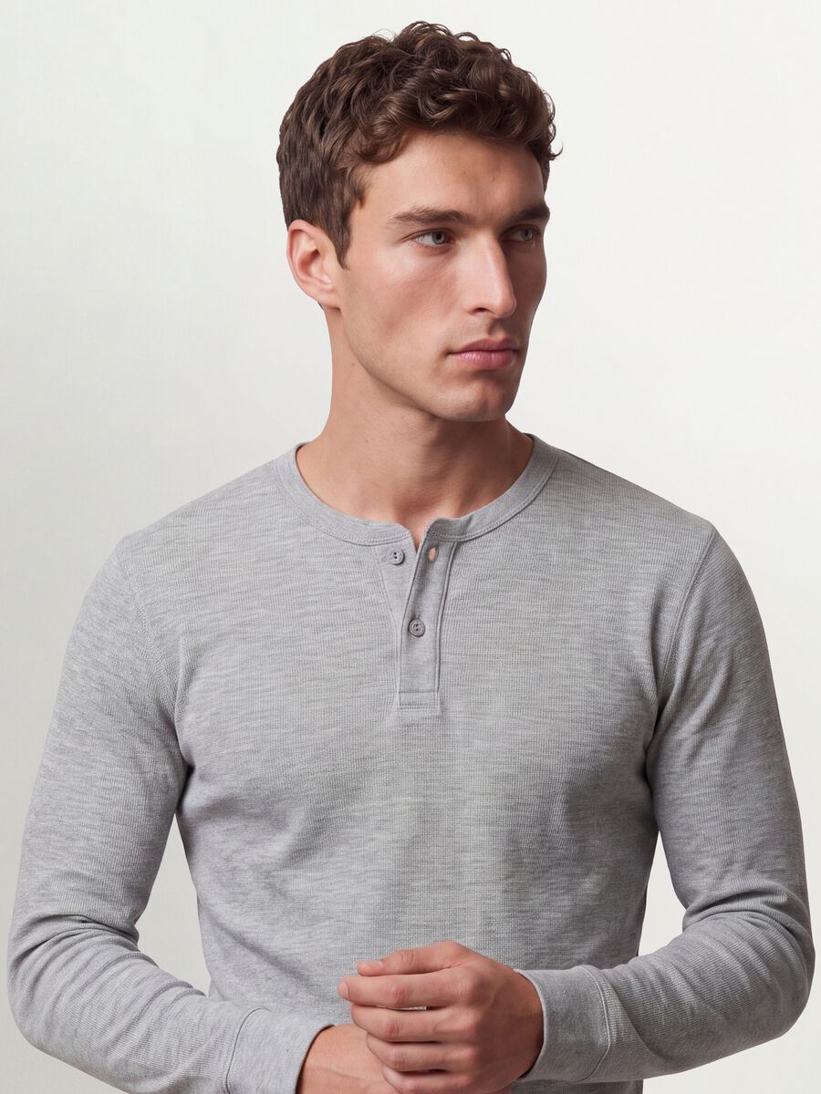 T-shirt cinzenta em mistura de viscose com textura favo de mel, regular fit_4